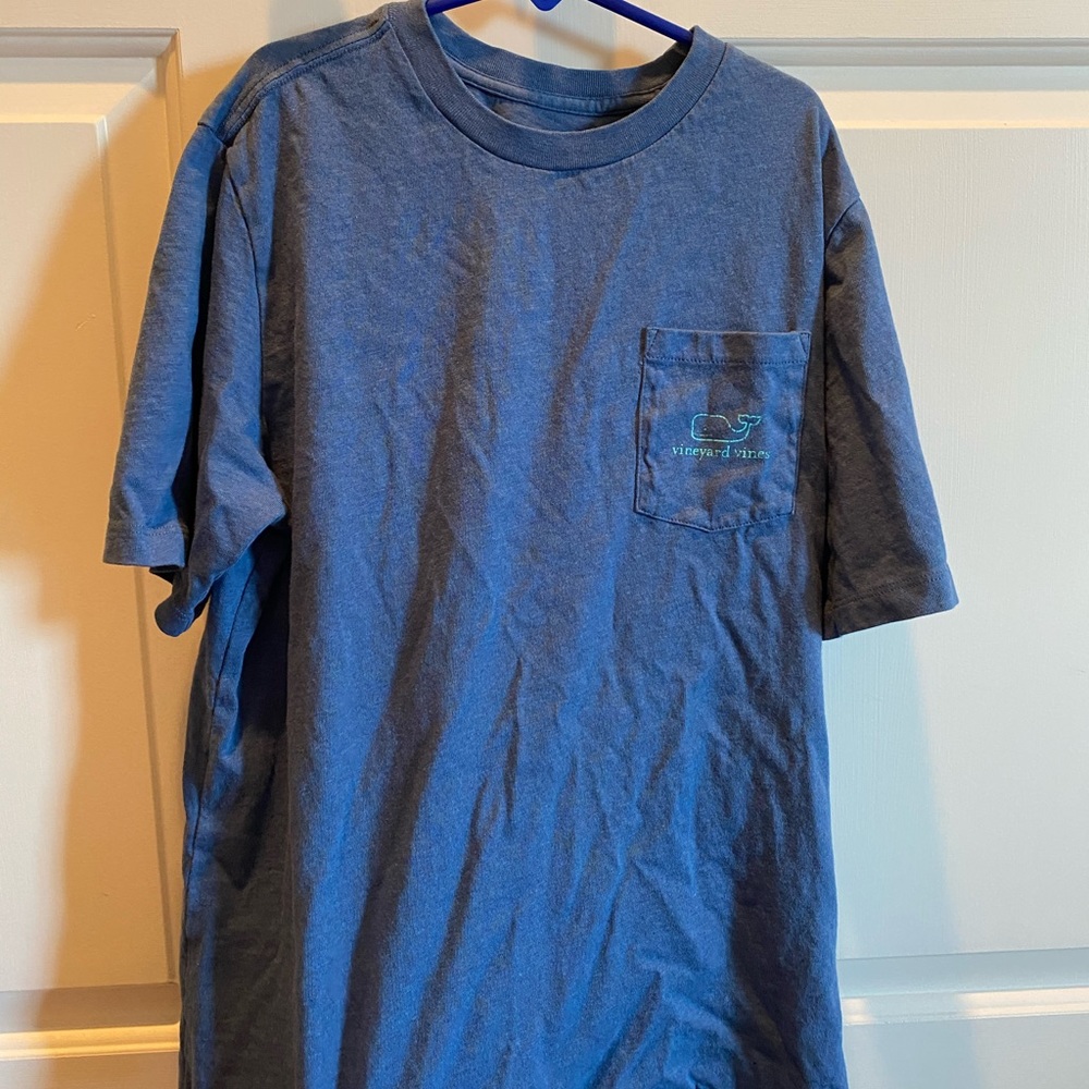 Vineyard Vines kids’ t shirt. Size L (16).